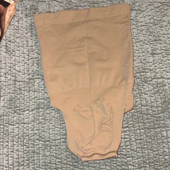 SKIMS CLAY core control brief Medium - Picture 5 of 8